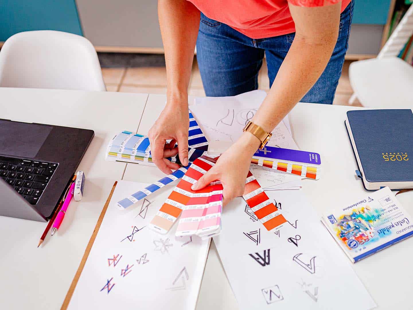 Marianne qui choisit des couleurs sur un nuancier pantone