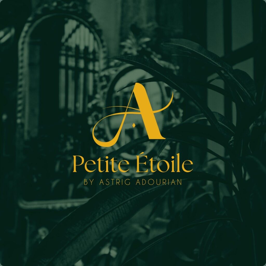 logo or sur fond vert d'une coach vocale