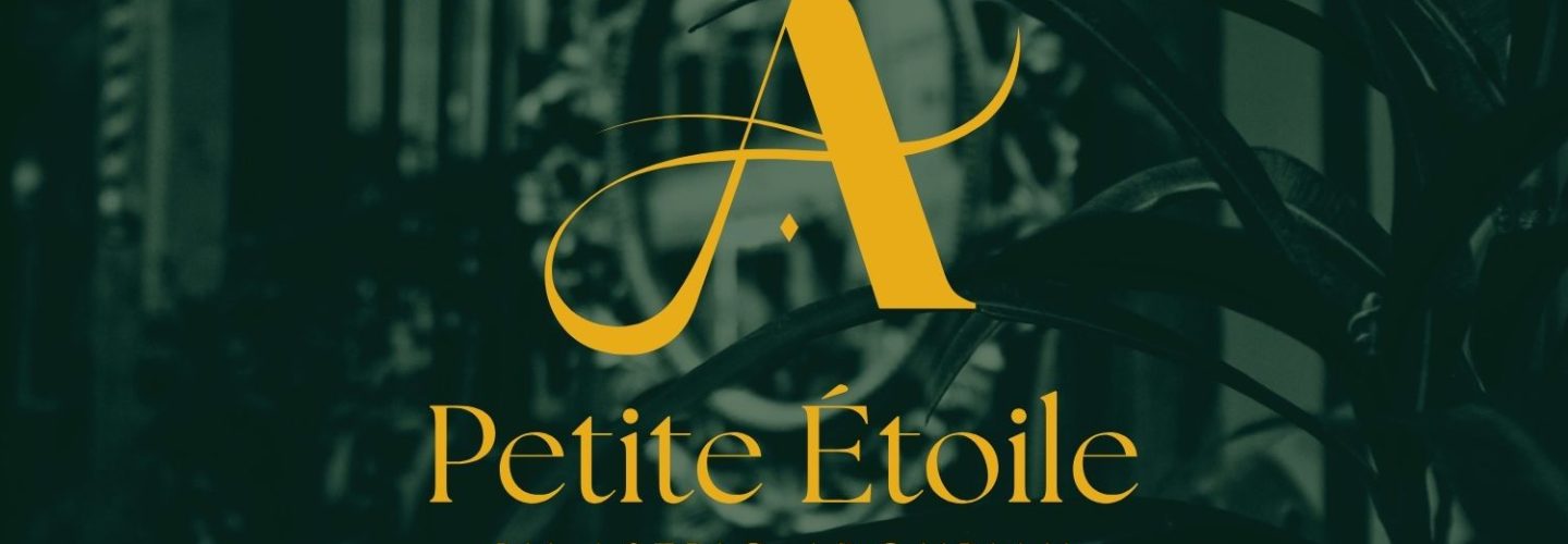 logo or sur fond vert d'une coach vocale
